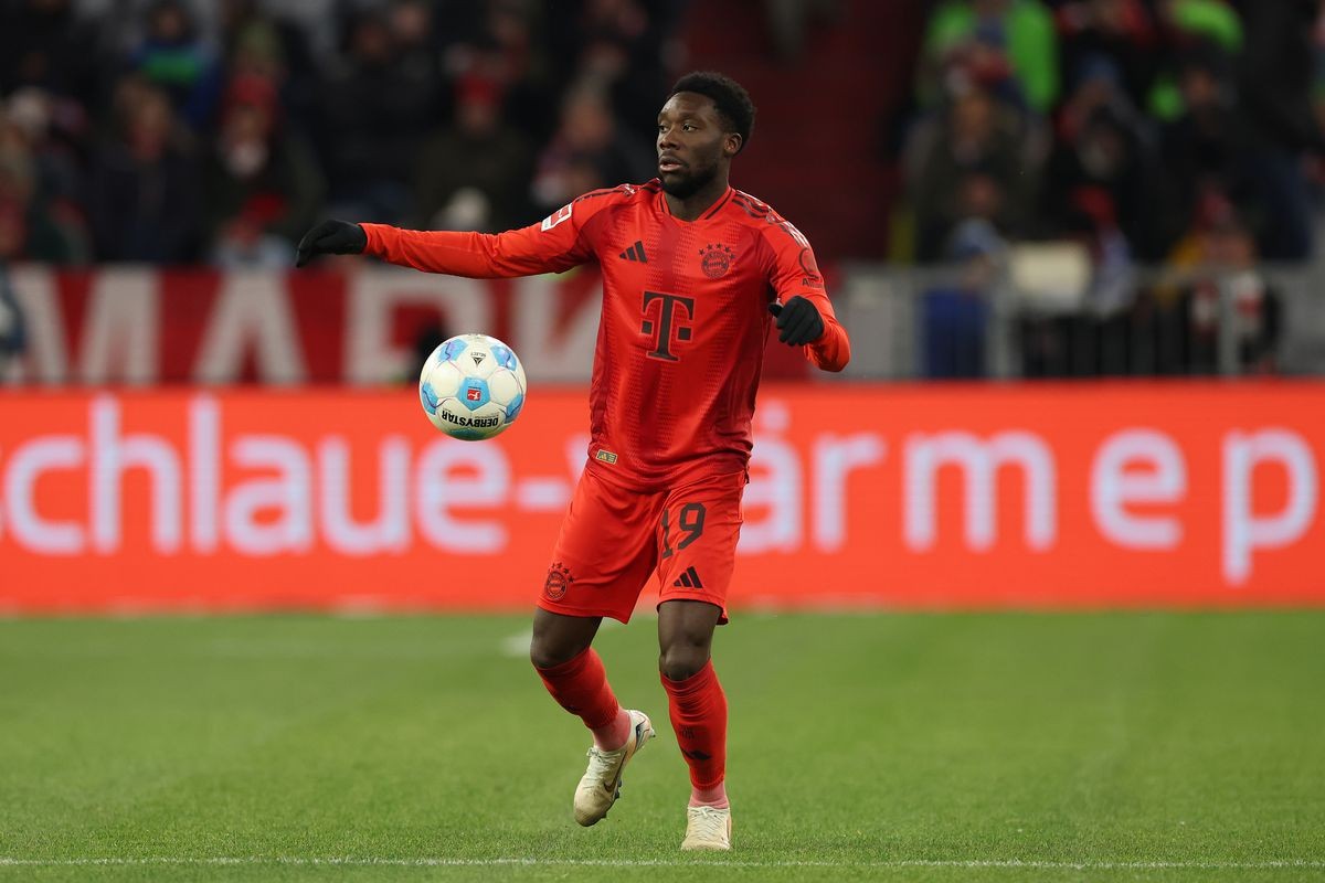 Alphonso Davies gia hạn với Bayern Munich.