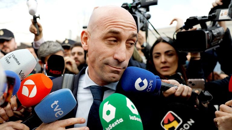 Cựu giám đốc liên đoàn bóng đá Tây Ban Nha Luis Rubiales đối mặt với nguy cơ ngồi tù 2 năm rưỡi